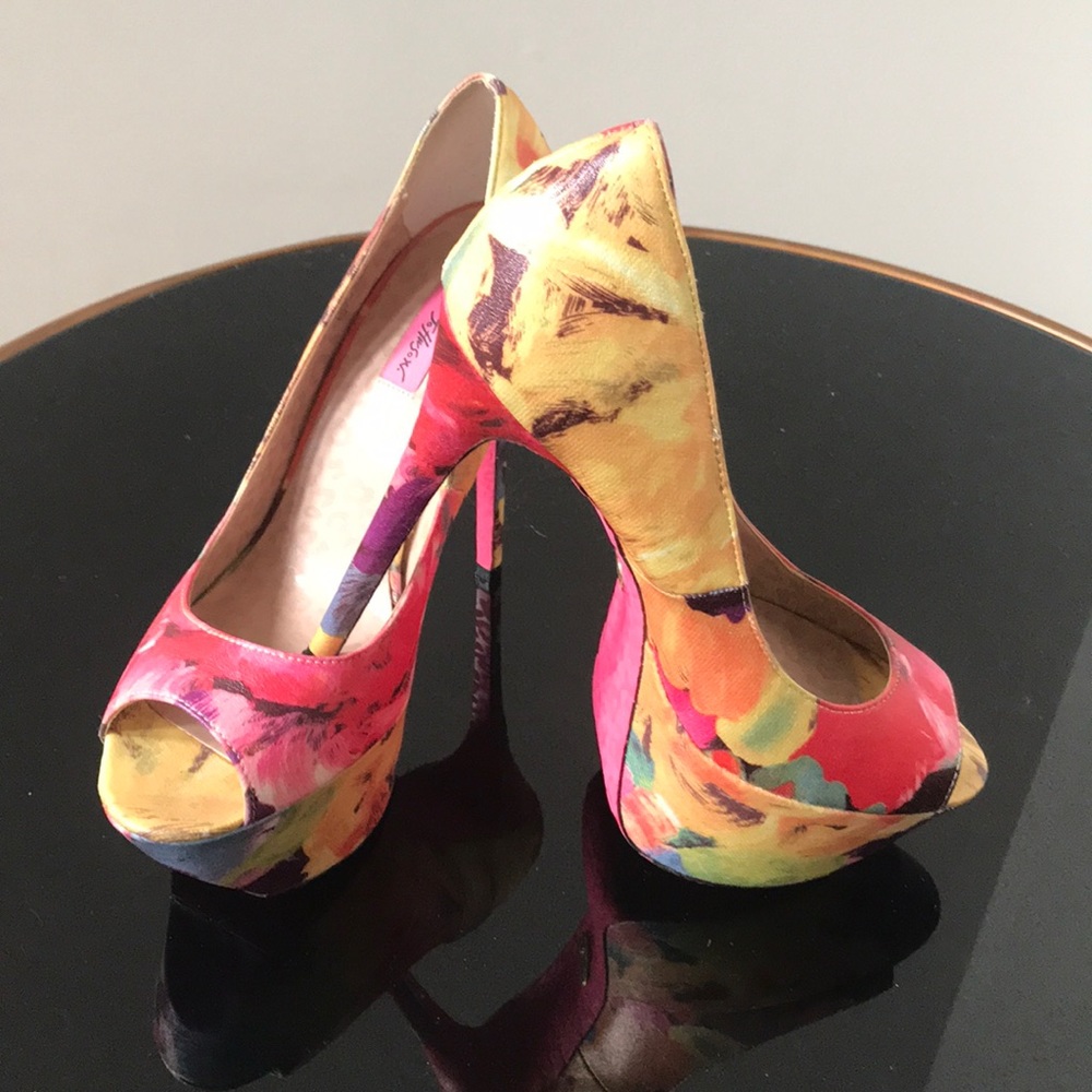 Shoes - Picture 2 of 5